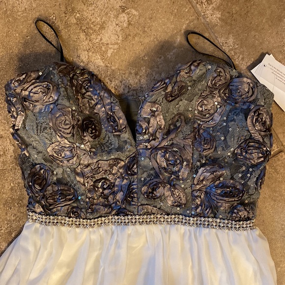 Juniors strapless formal - Picture 2 of 6